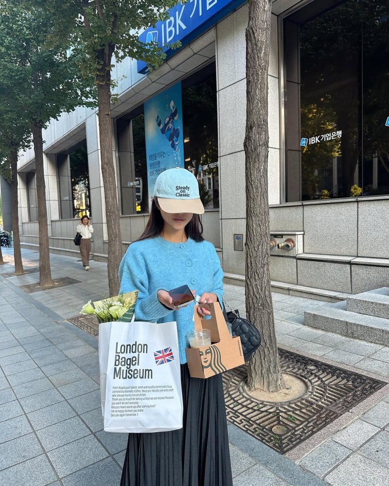 Trot star Yang Ji-eun proves autumn color is everything—here are her three best outfits