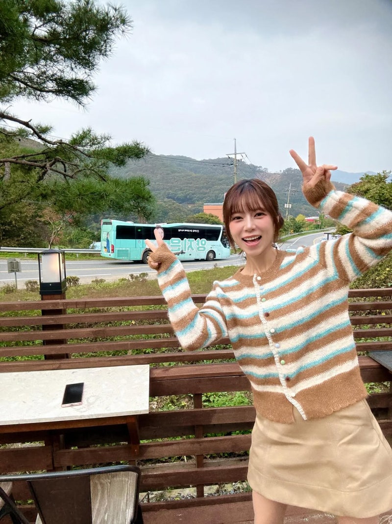 Trot star Yang Ji-eun proves autumn color is everything—here are her three best outfits