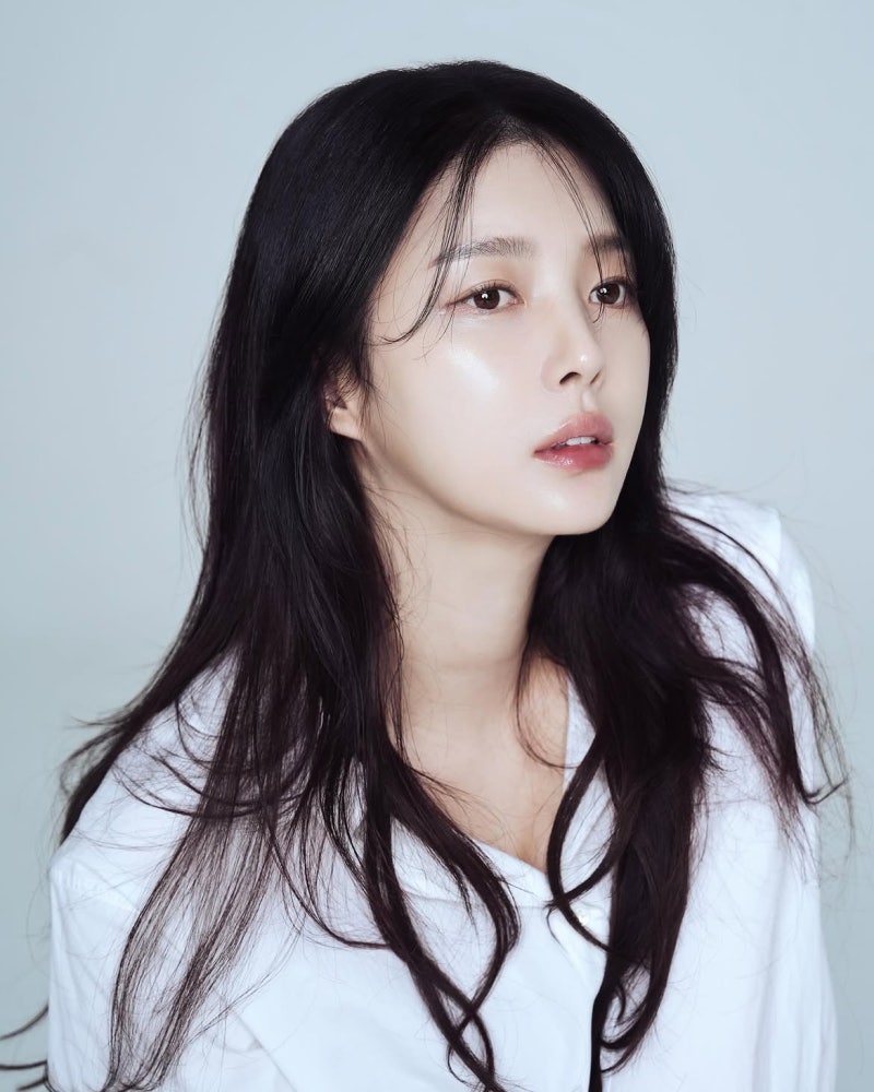Meet the actress from Second Husband: how Um Hyun-kyung layers red knits with charm