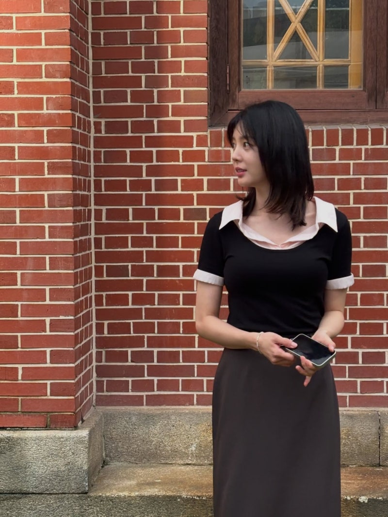 Meet the actress from Second Husband: how Um Hyun-kyung layers red knits with charm