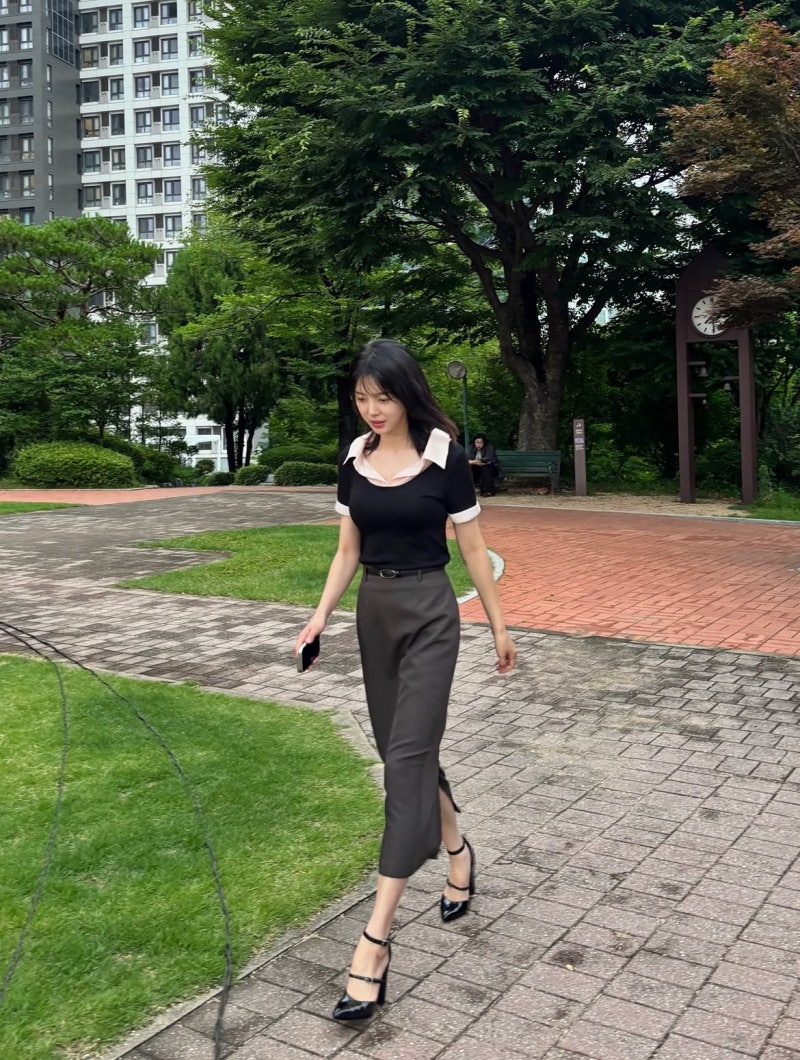 Meet the actress from Second Husband: how Um Hyun-kyung layers red knits with charm