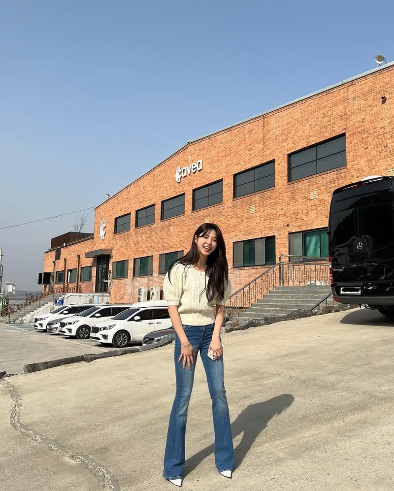 Meet the actress from Second Husband: how Um Hyun-kyung layers red knits with charm