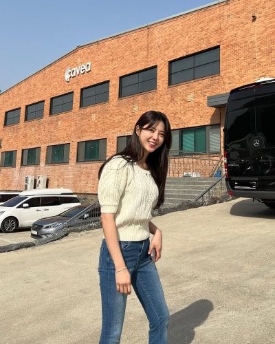Meet the actress from Second Husband: how Um Hyun-kyung layers red knits with charm