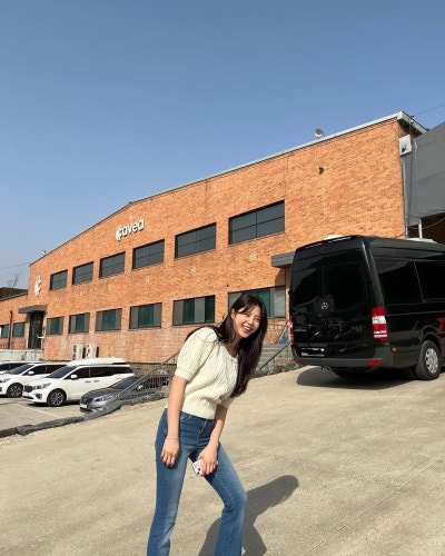 Meet the actress from Second Husband: how Um Hyun-kyung layers red knits with charm