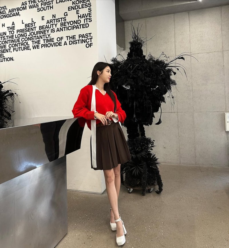 Meet the actress from Second Husband: how Um Hyun-kyung layers red knits with charm