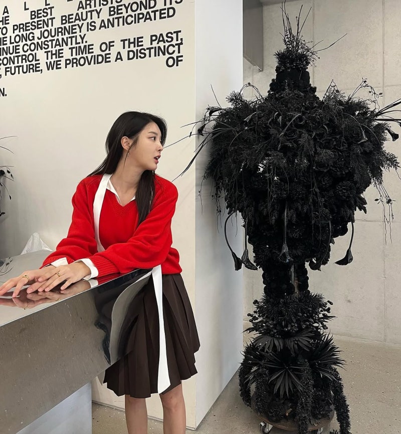 Meet the actress from Second Husband: how Um Hyun-kyung layers red knits with charm
