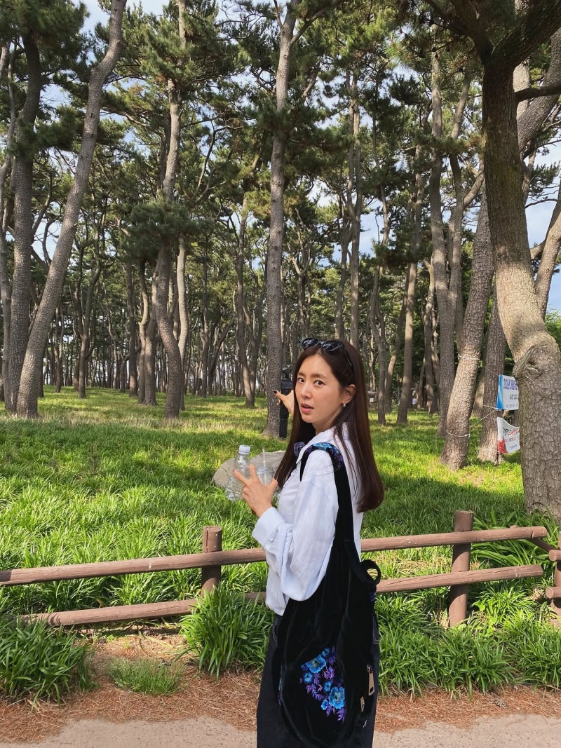 Han Chae-a: The Pop-Up Day Gray Hoodie That Proves One Accessory Can Save Everything