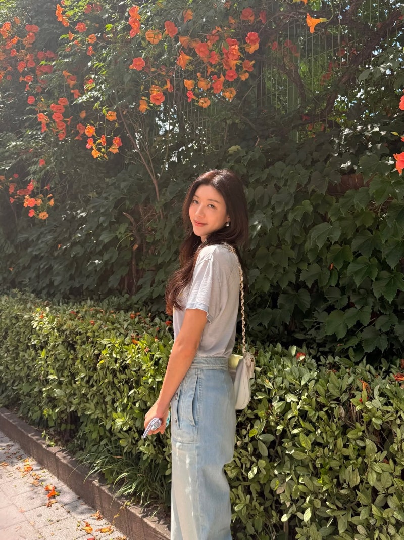 From Anyang Yego top 5 beauty to fine artist: Park Han-byul builds denim into a lifestyle
