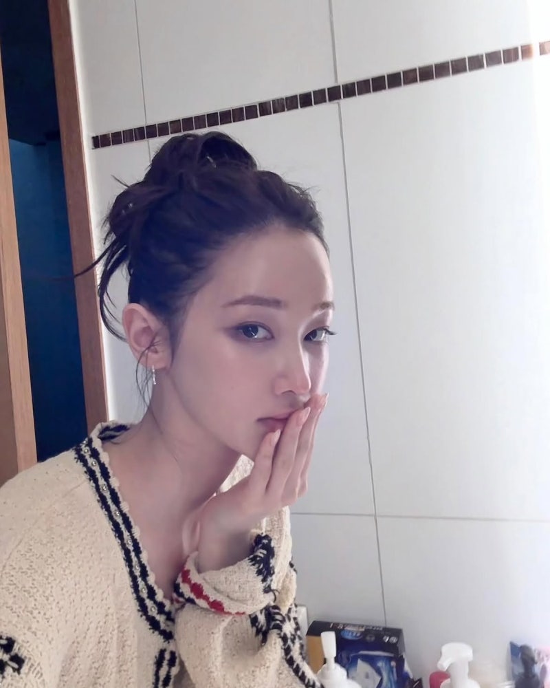 From Cannes debut to city nights: Jeon Jong-seo masters the art of minimal impact