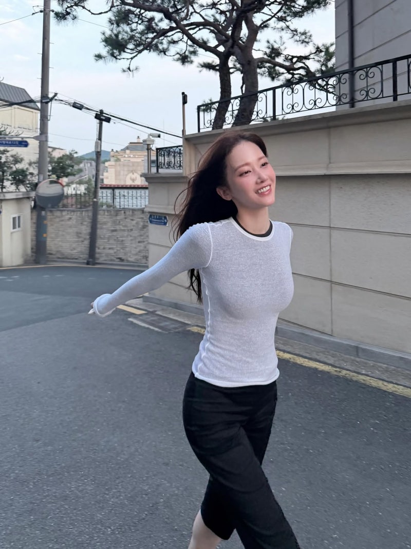 From Cannes debut to city nights: Jeon Jong-seo masters the art of minimal impact