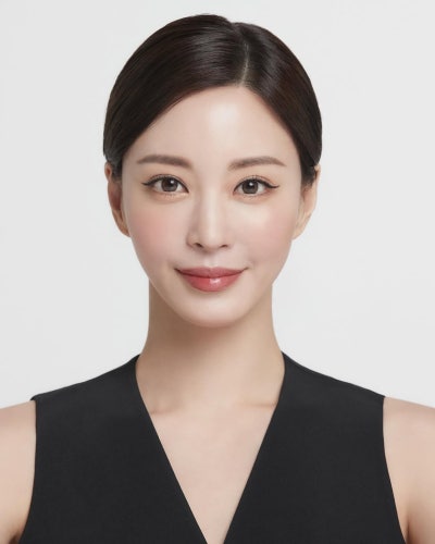 44 but make it timeless: Han Ye-seul masters neutral denim casual