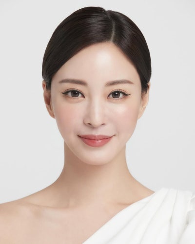 44 but make it timeless: Han Ye-seul masters neutral denim casual