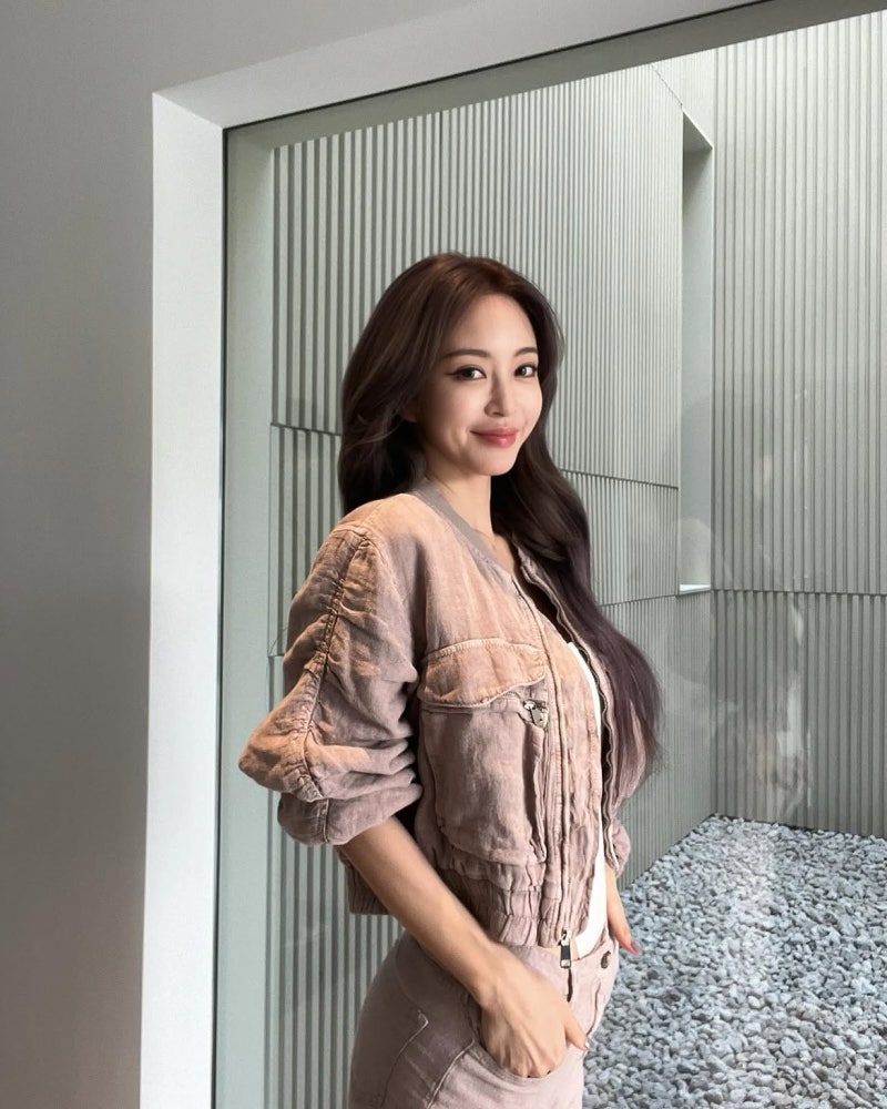 44 but make it timeless: Han Ye-seul masters neutral denim casual