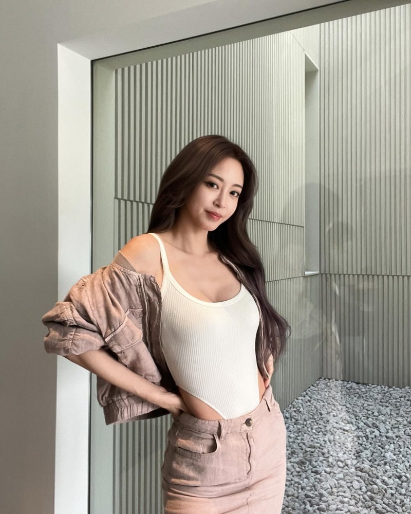 44 but make it timeless: Han Ye-seul masters neutral denim casual