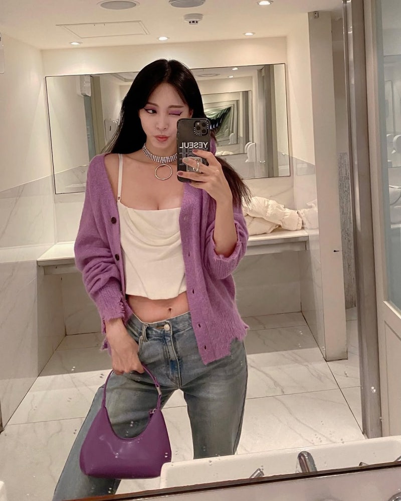 44 but make it timeless: Han Ye-seul masters neutral denim casual