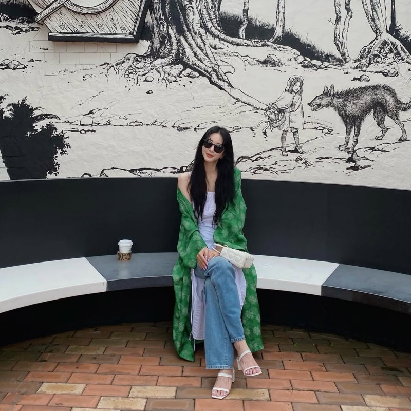 44 but make it timeless: Han Ye-seul masters neutral denim casual
