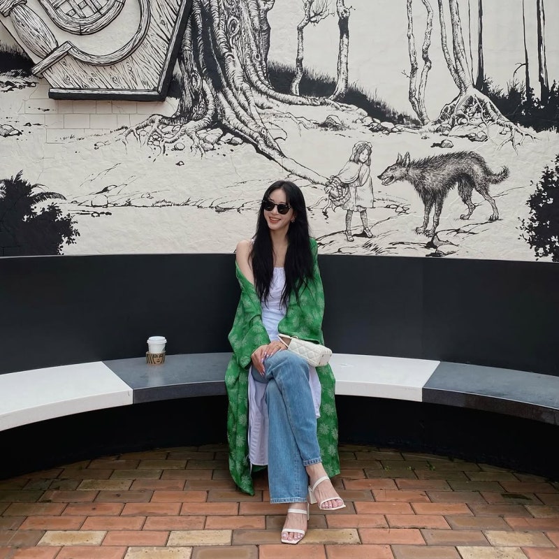 44 but make it timeless: Han Ye-seul masters neutral denim casual