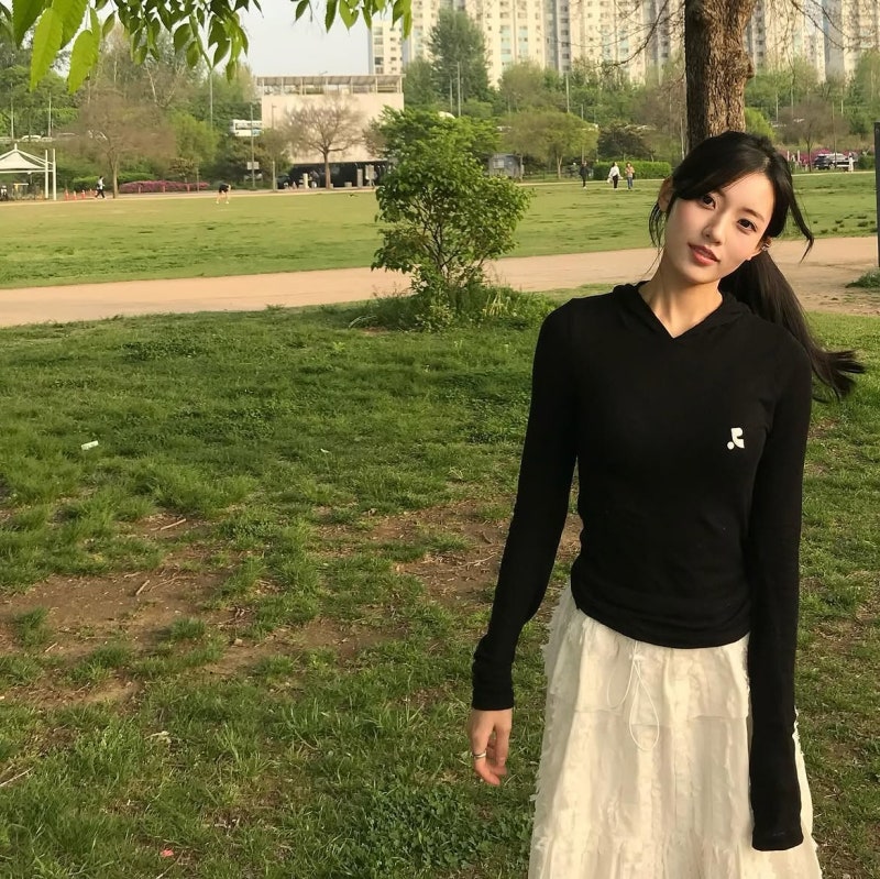 Jung Da-bin's Tweed Moment: How a Baskin-Robbins Kid Learned to Play With Black and White