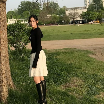 Jung Da-bin's Tweed Moment: How a Baskin-Robbins Kid Learned to Play With Black and White