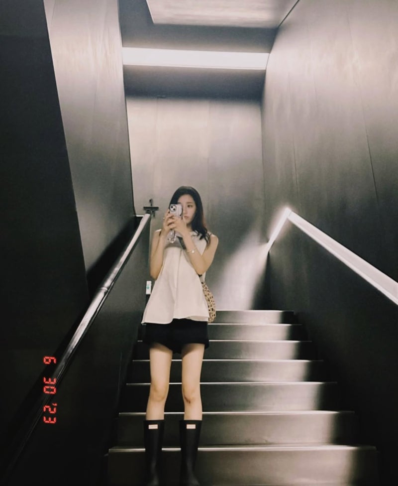 Jung Da-bin's Tweed Moment: How a Baskin-Robbins Kid Learned to Play With Black and White