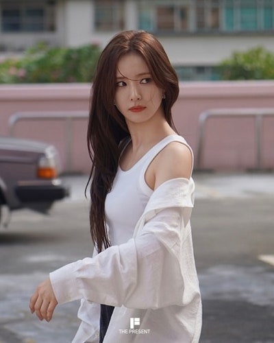 From school goddess to award winner: Shin Sae-kyung shows us how gray suits hit different