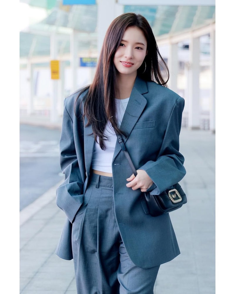 From school goddess to award winner: Shin Sae-kyung shows us how gray suits hit different