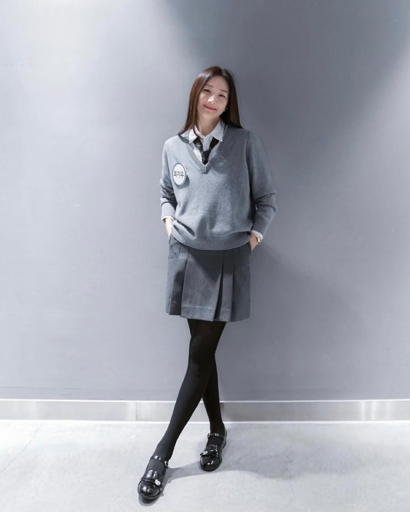 How Choi Ji-woo Makes Loose Clothes Actually Look Intentional