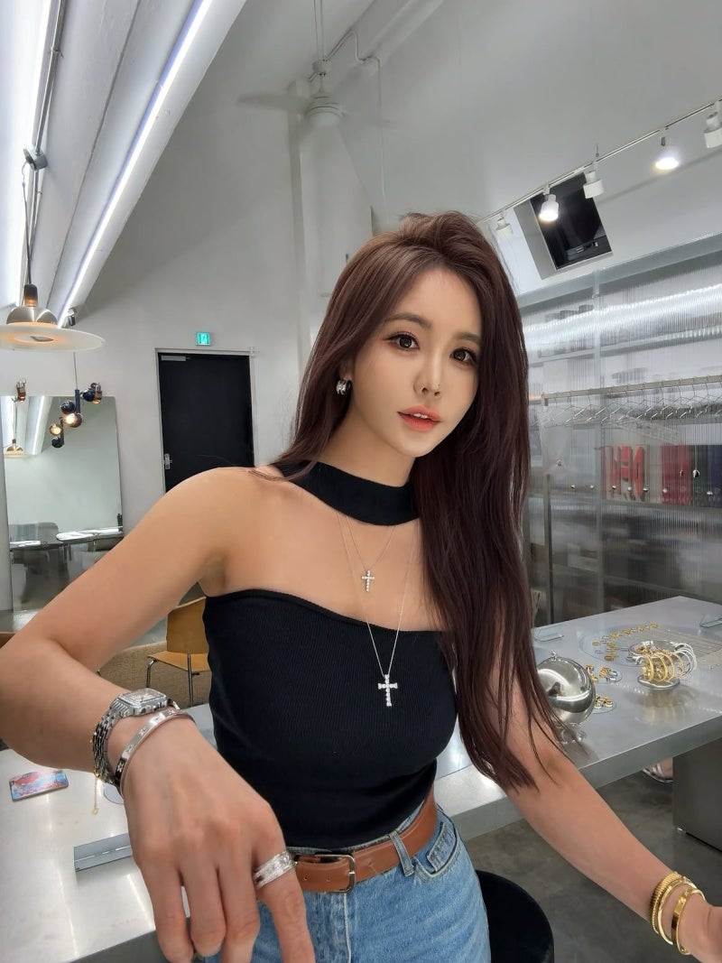 The It-Girl Architect: How Kang Ye-bin Uses Belts to Transform Every Outfit Into Something Sharp
