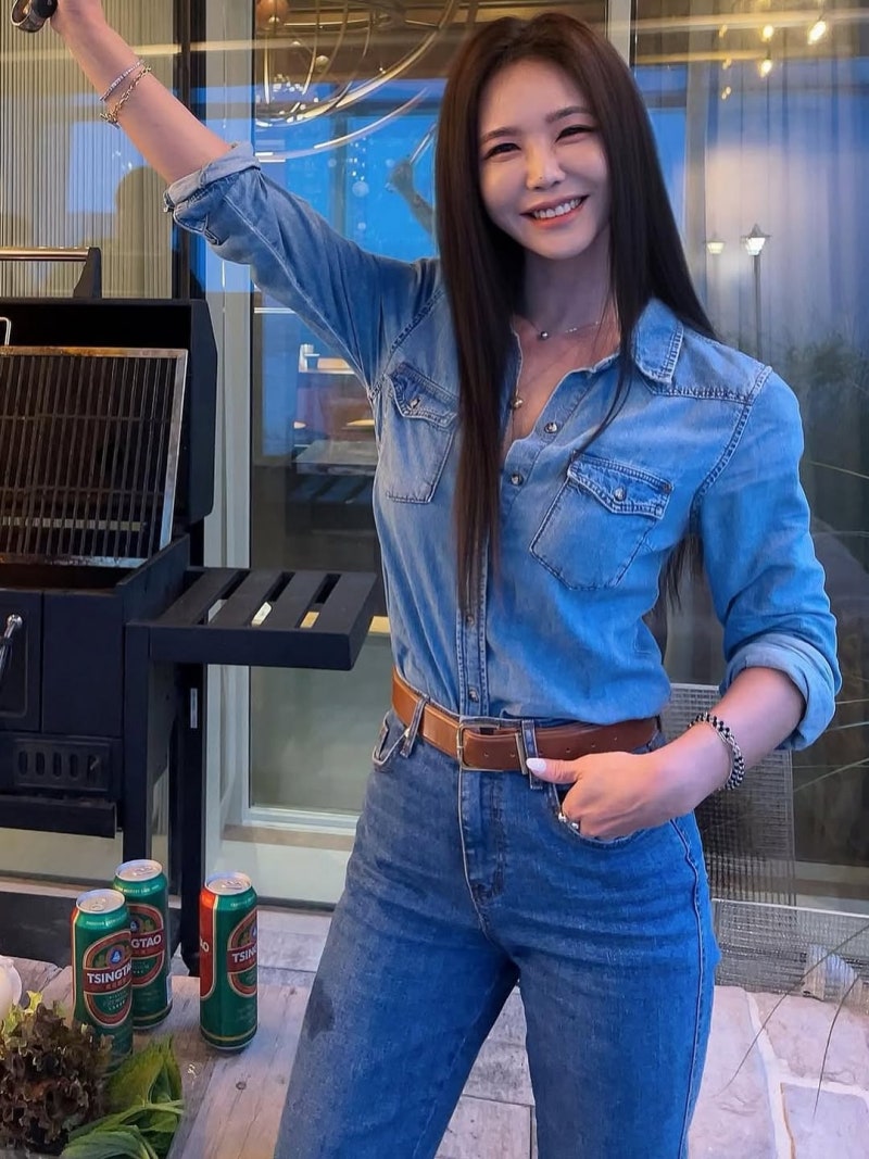 The It-Girl Architect: How Kang Ye-bin Uses Belts to Transform Every Outfit Into Something Sharp