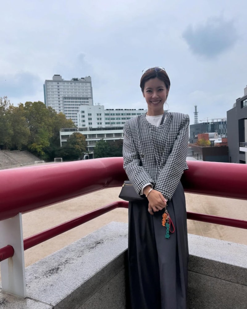 That sincere determination to act, even going so far as to shave her head for the role of battling illness... The styling formula of the actress with perfect teeth!