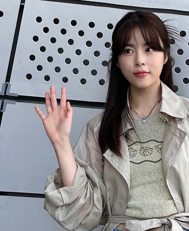 The actress who, despite being only 152cm tall, didn't let herself be intimidated and went around taking photos with tall people... How to choose bottoms that make your legs look longer, brought to you by "My First Kiss in a Drama"!
