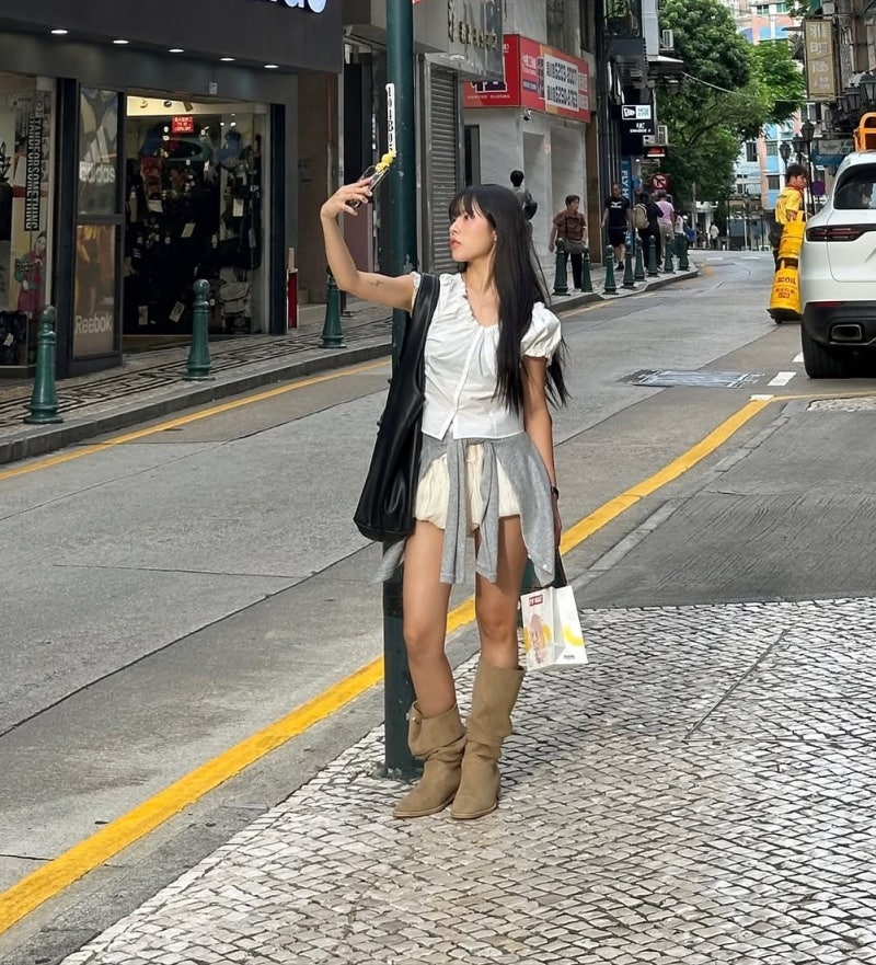 The actress who, despite being only 152cm tall, didn't let herself be intimidated and went around taking photos with tall people... How to choose bottoms that make your legs look longer, brought to you by "My First Kiss in a Drama"!