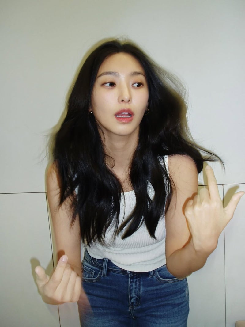 She, whom a fellow celebrity raved about as having the best figure among women they have seen in person... showed us how to choose bottoms that make your legs look longer!