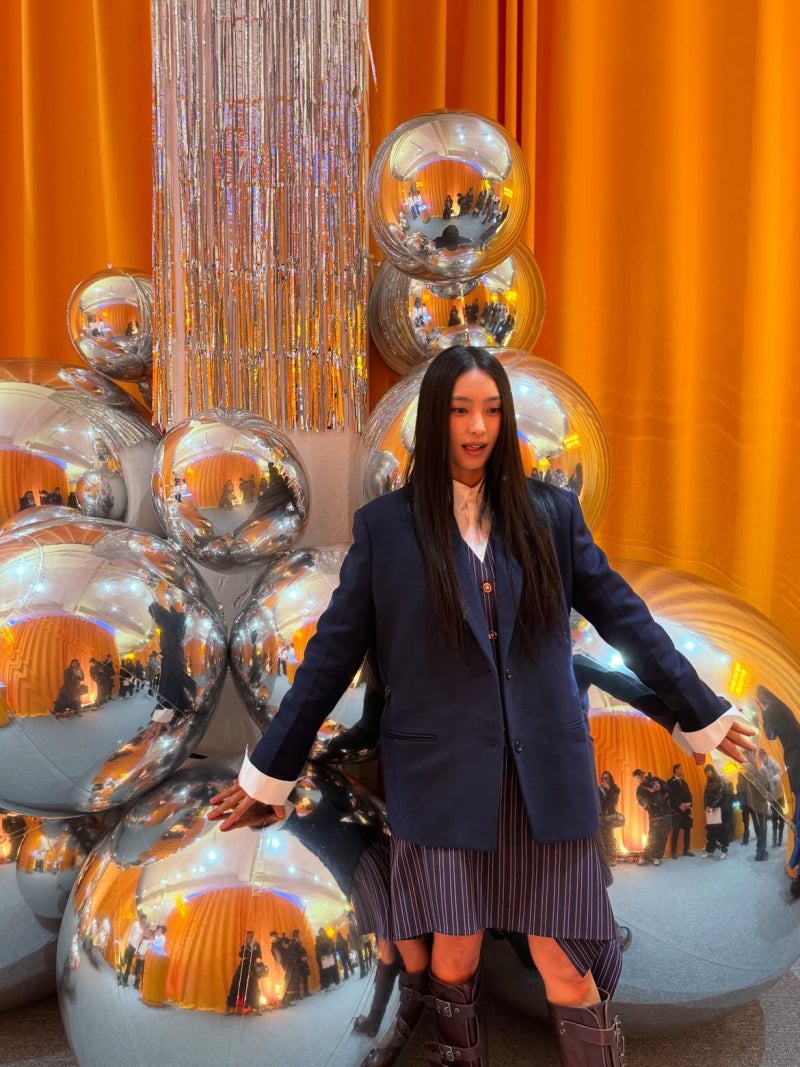 She, whom a fellow celebrity raved about as having the best figure among women they have seen in person... showed us how to choose bottoms that make your legs look longer!