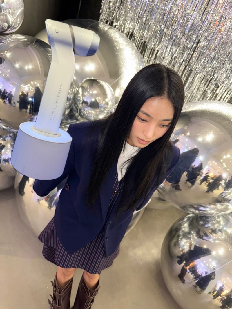 She, whom a fellow celebrity raved about as having the best figure among women they have seen in person... showed us how to choose bottoms that make your legs look longer!