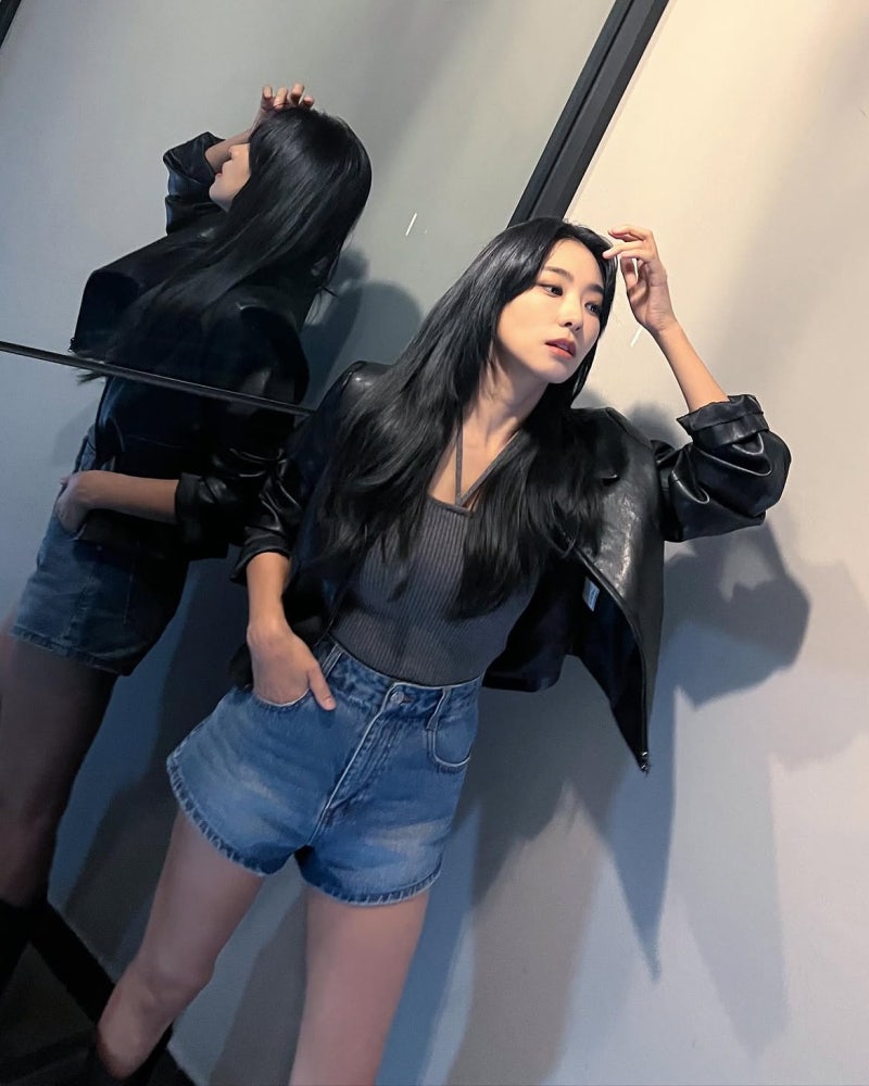 She, whom a fellow celebrity raved about as having the best figure among women they have seen in person... showed us how to choose bottoms that make your legs look longer!