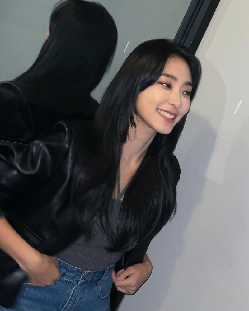 She, whom a fellow celebrity raved about as having the best figure among women they have seen in person... showed us how to choose bottoms that make your legs look longer!