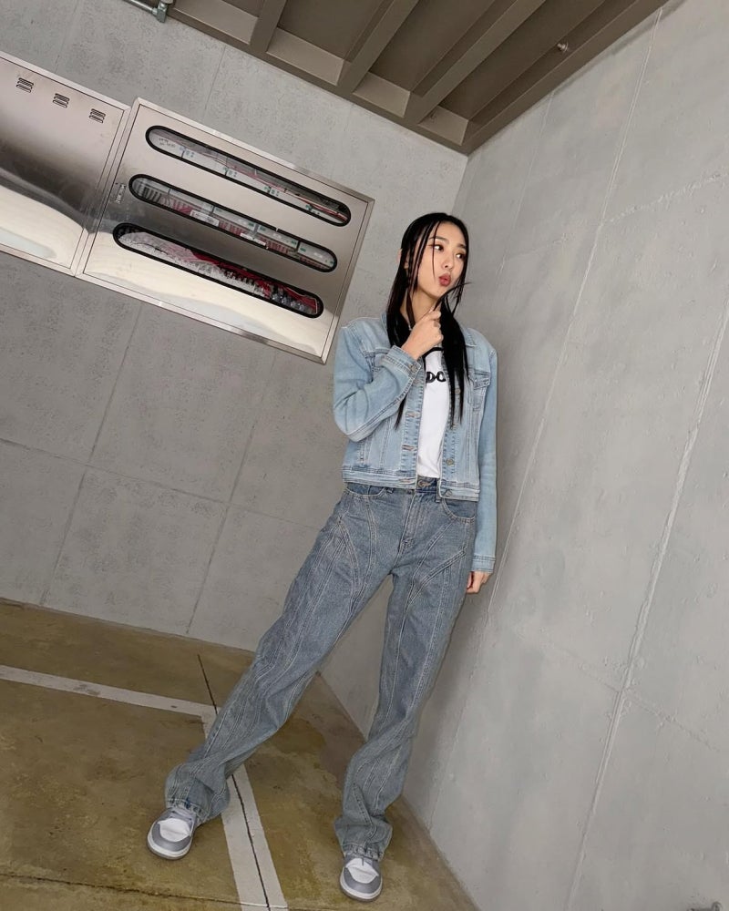 She, whom a fellow celebrity raved about as having the best figure among women they have seen in person... showed us how to choose bottoms that make your legs look longer!