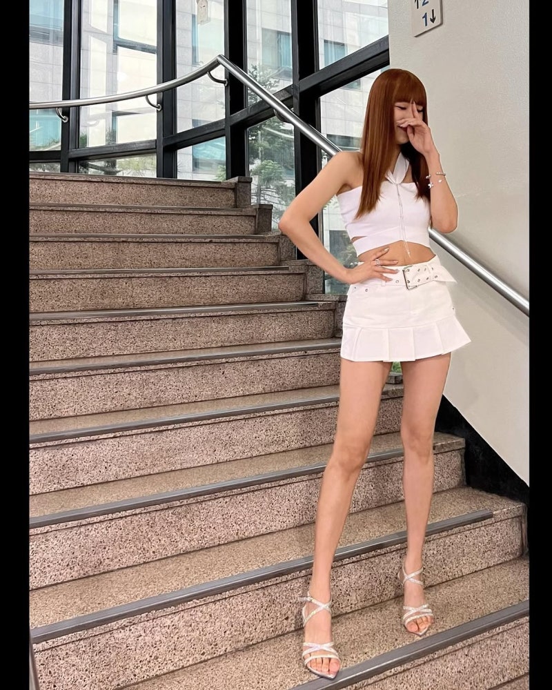 She, whom a fellow celebrity raved about as having the best figure among women they have seen in person... showed us how to choose bottoms that make your legs look longer!