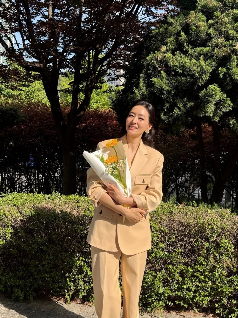 The reason why the look perfected by a veteran actress, who took on the challenging task of playing two roles again after 19 years, is taking on a new perspective!