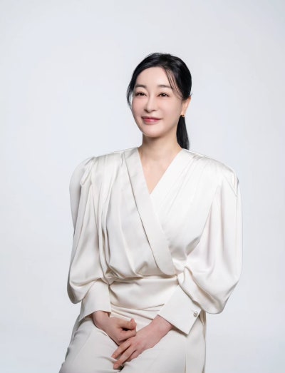 A news weathercaster who successfully transitioned into acting... The styling formula of a principled actress that shines even brighter with age!