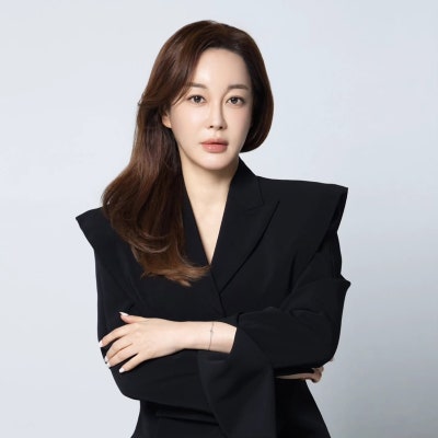 A news weathercaster who successfully transitioned into acting... The styling formula of a principled actress that shines even brighter with age!