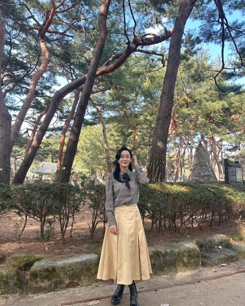 A news weathercaster who successfully transitioned into acting... The styling formula of a principled actress that shines even brighter with age!