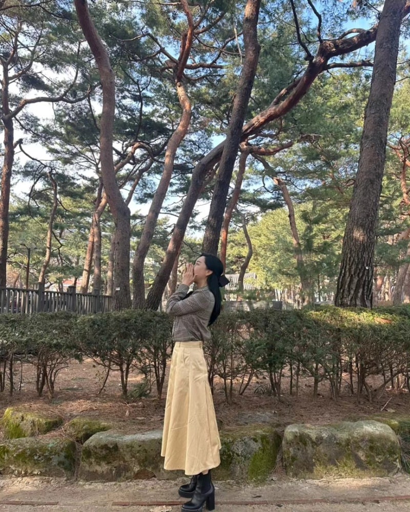 A news weathercaster who successfully transitioned into acting... The styling formula of a principled actress that shines even brighter with age!
