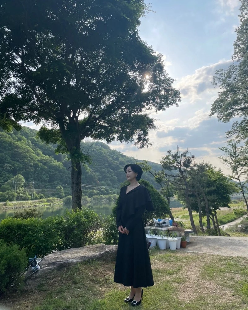 A news weathercaster who successfully transitioned into acting... The styling formula of a principled actress that shines even brighter with age!