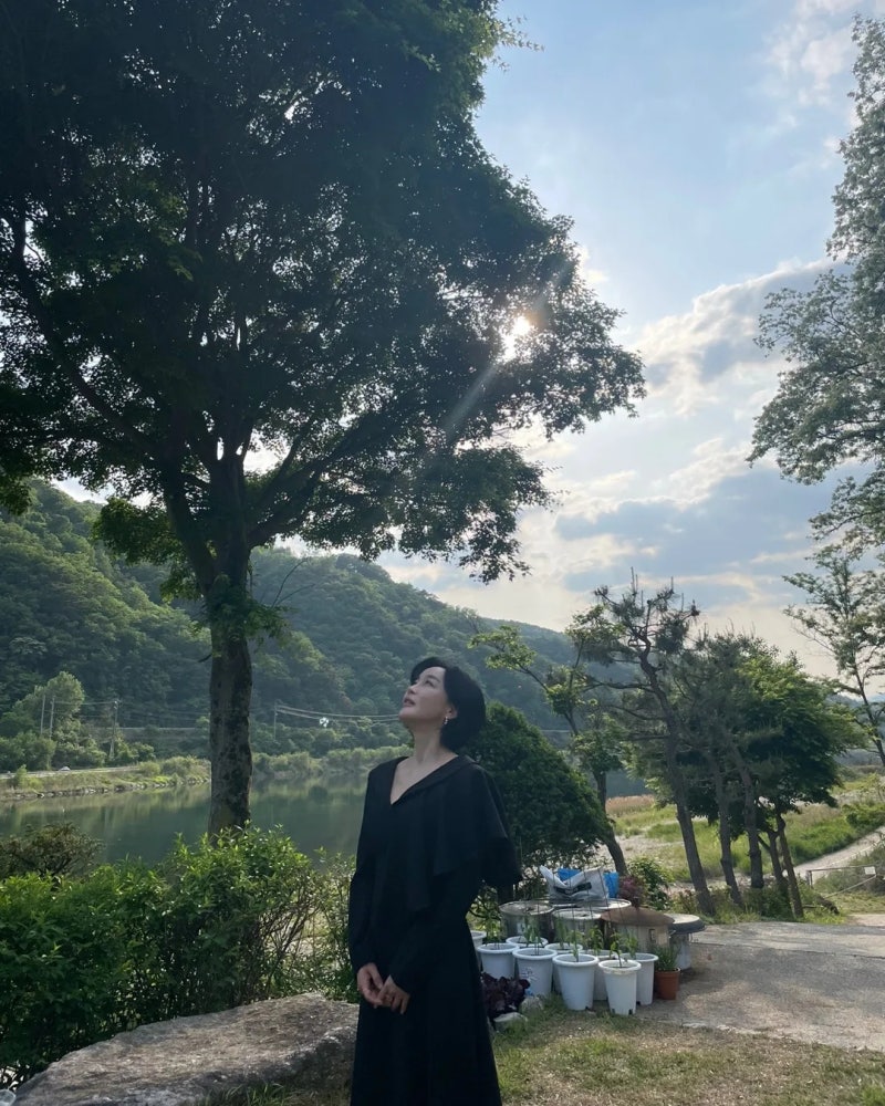 A news weathercaster who successfully transitioned into acting... The styling formula of a principled actress that shines even brighter with age!