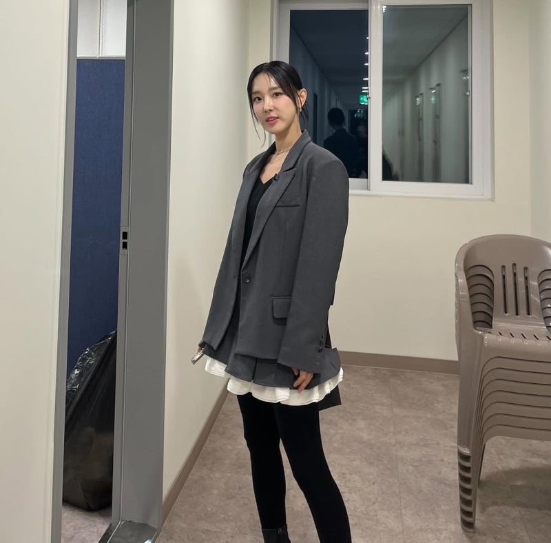 The Daily Formula perfected by the desperate woman who was able to change genres by desperately pleading with a producer right before her debut!