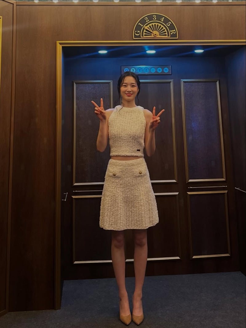 The outfit style of a surprising actress who is afraid of bugs and horror but holds a 3rd Dan in Judo and can even perform breakfalls and shoulder throws!