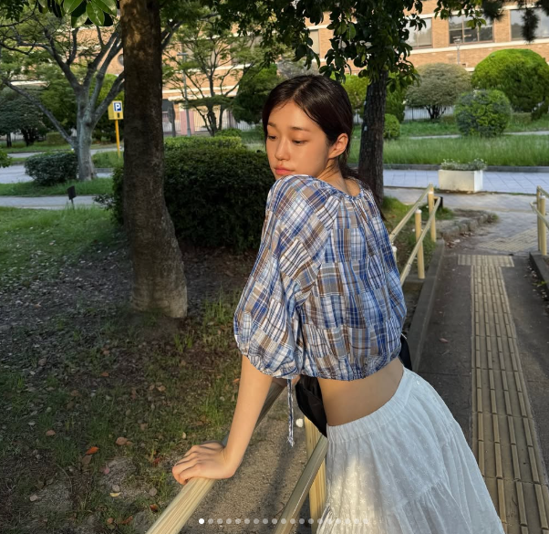 From Modeling to Double Rookie Awards: Roh Yoon-seo's Effortlessly Cool Campus Style