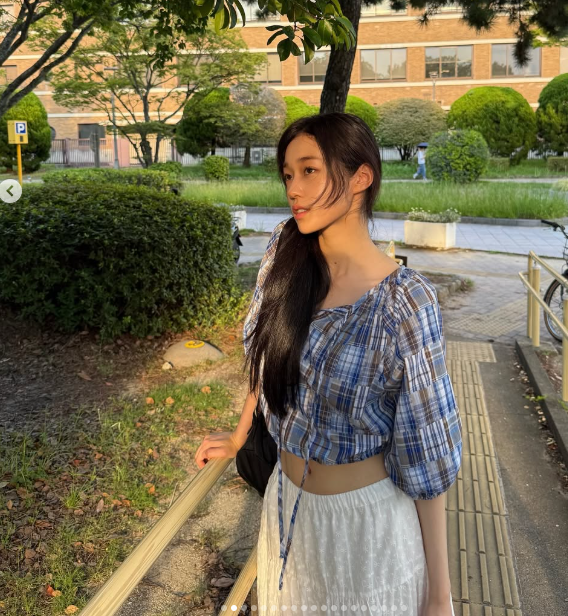 From Modeling to Double Rookie Awards: Roh Yoon-seo's Effortlessly Cool Campus Style